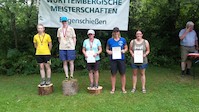 Sonja S. bei der Siegerehrung Damen Compound mit den 2. bis 5. Platzierten