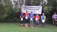 Sascha M. bei der Siegerehrung Compound Herren mit den 1. Platzierten sowie den 3. bis 5. Platzierten