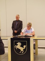 Lucia Kupczyk trägt sich ins goldene Buch der Stadt Stuttgart ein