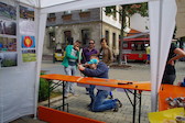Junge Gäste beim Dosen-Bogenschießen