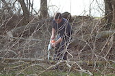 Patrick G. bei Holzsägearbeiten